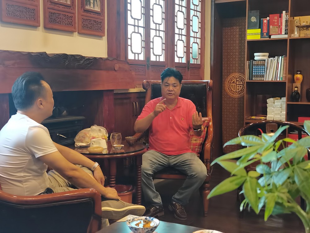 黔江区酒店老板来茶园考察