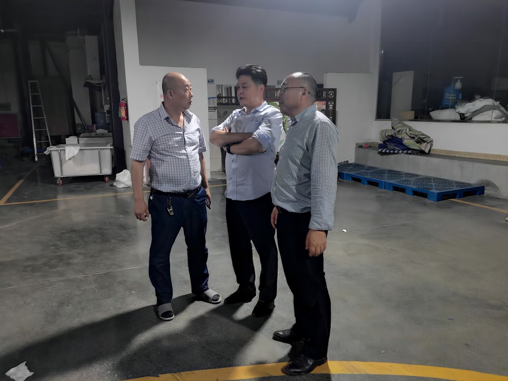 会长、副会长考察成都赛洁洗涤公司