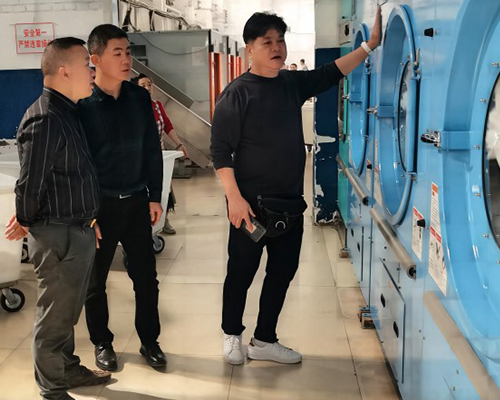 张会长在资中的军创洗涤公司考察